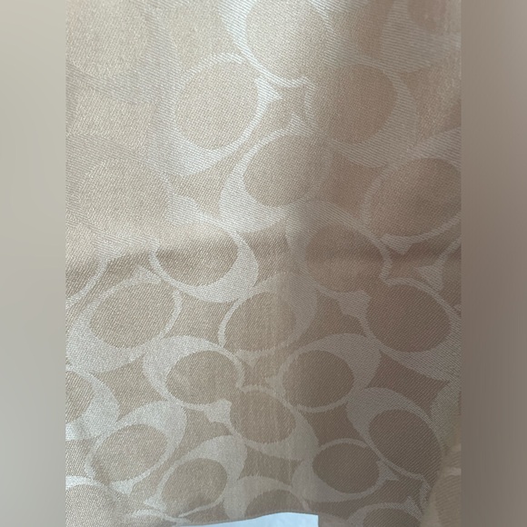 Coach Big C Scarf - Picture 4 of 7